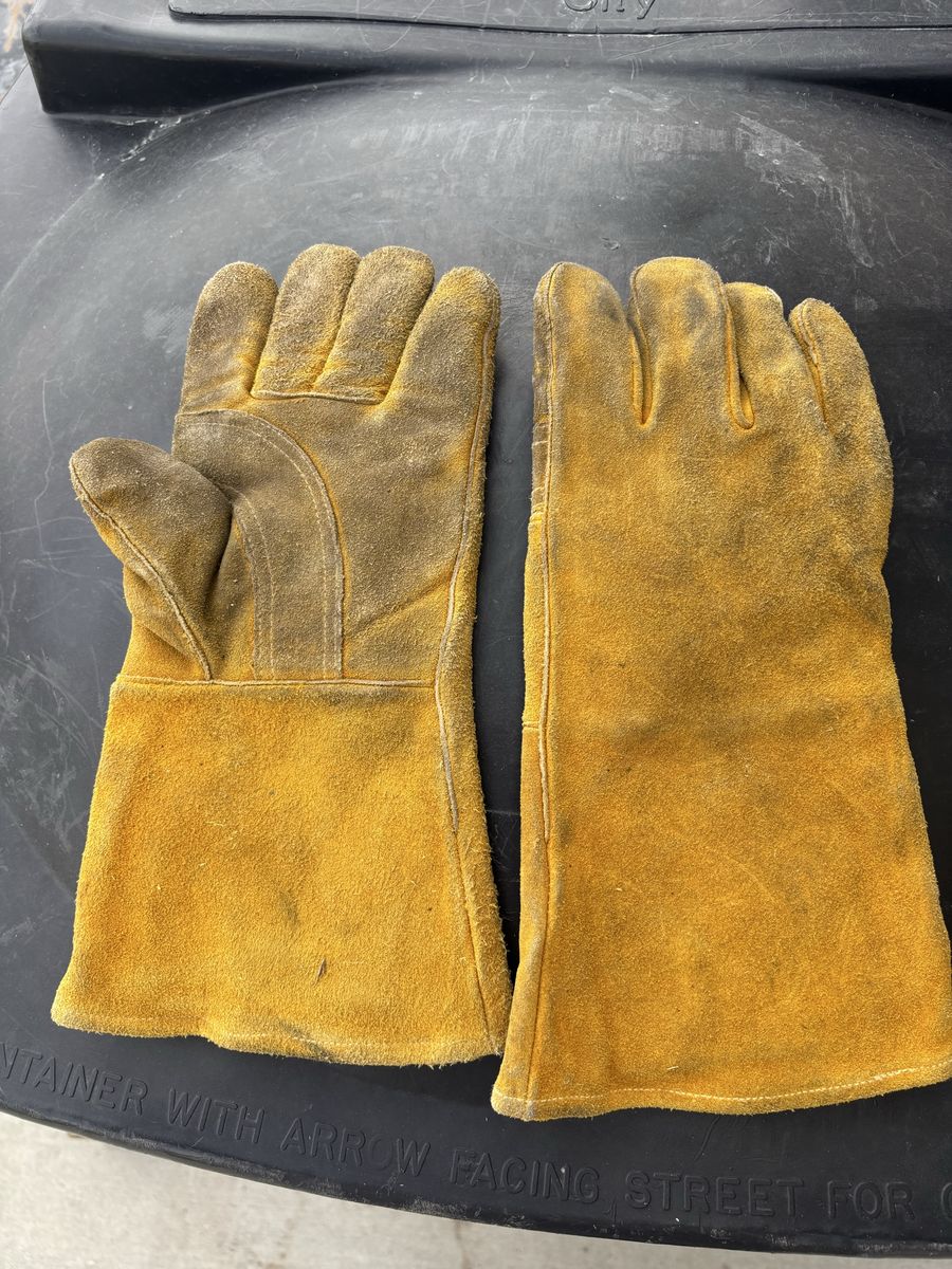 Leather welding gloves