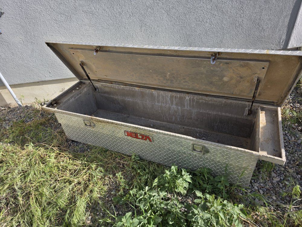 Truck tool box