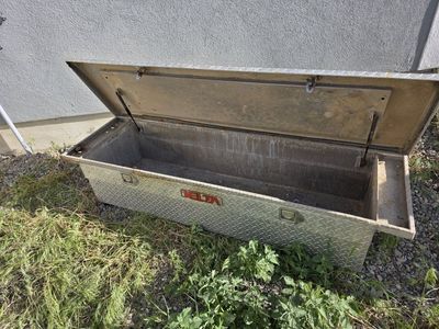 Truck tool box
