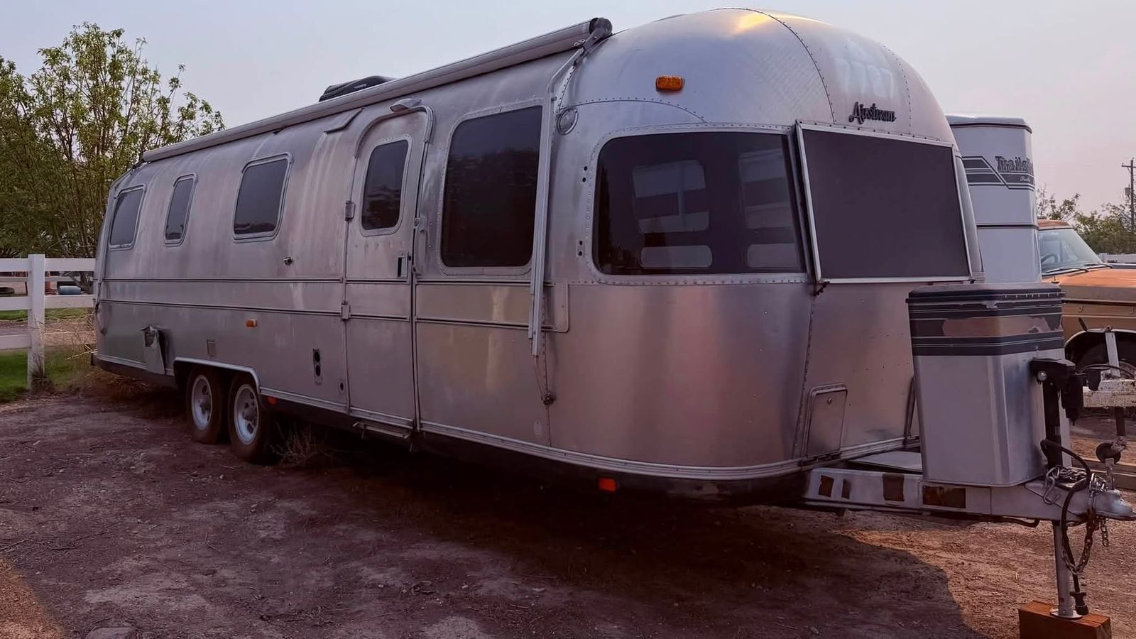 RARE FIND: 34’ 1983 Airstream Limited