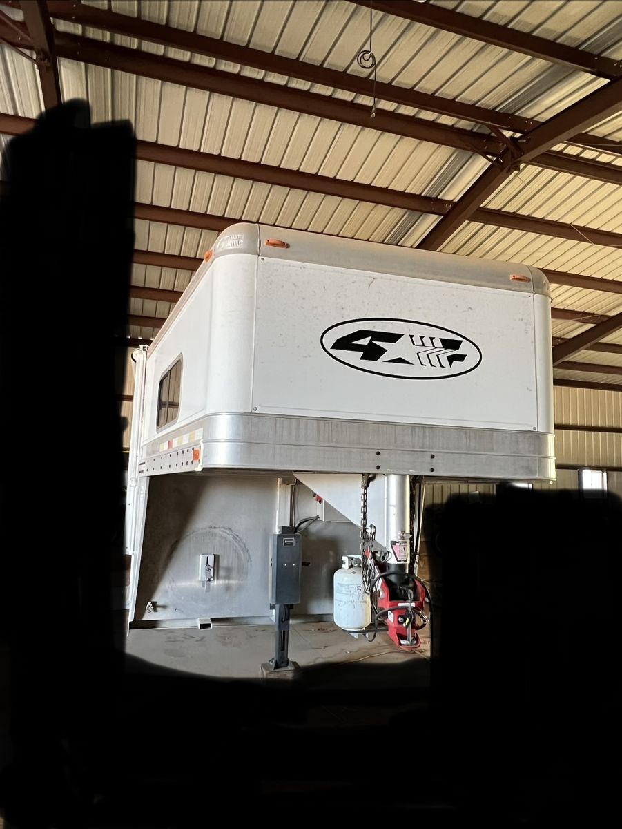 2009 4 star living quarter horse trailer