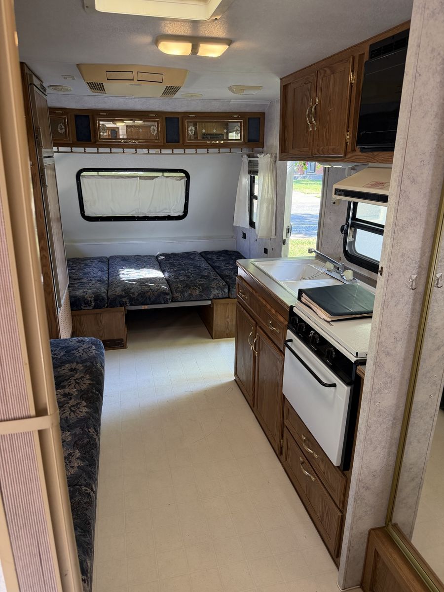 1995 Fleetwood Prowler 22WL Travel Trailer - Solar Panel, A/C, Sleeps 6