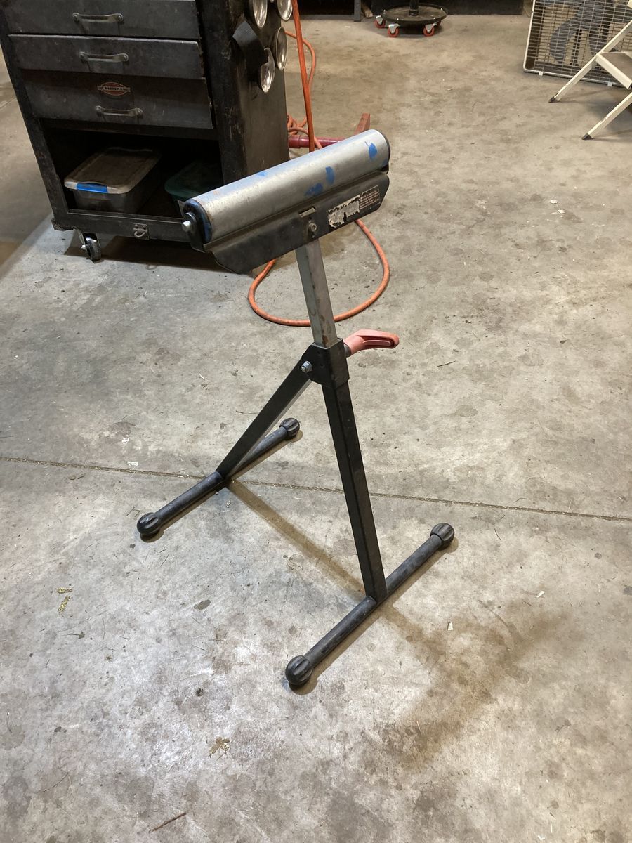 Adjustable roller stand