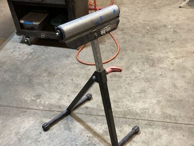 Adjustable roller stand