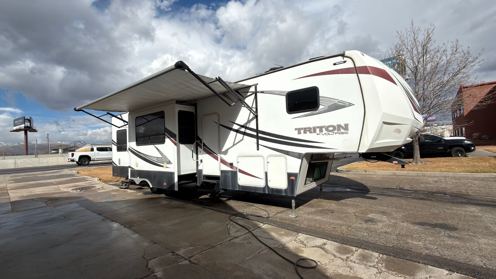 2017 Voltage Triton 3551 Toyhauler with 3 Slides