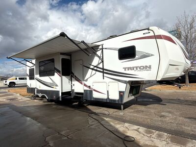 2017 Voltage Triton 3551 Toyhauler with 3 Slides