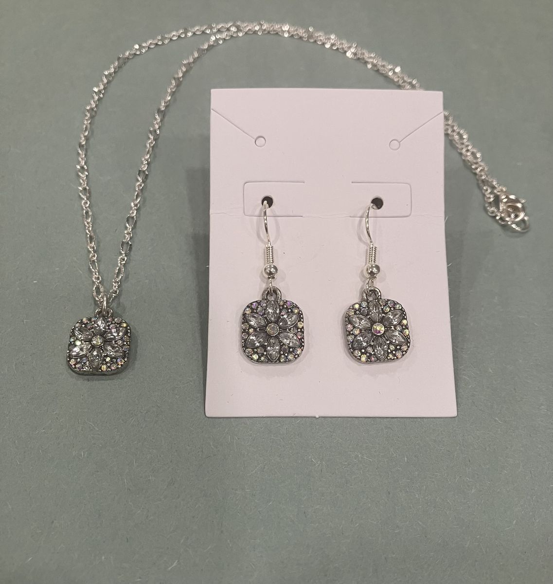 Minimalist Style Silver Pendant Necklace & Earrings