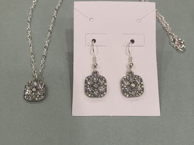 Minimalist Style Silver Pendant Necklace & Earrings