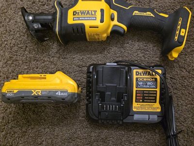 DEWALT ATOMIC 20V MAX Cordless Brushless Compact Reciprocating Saw Kit