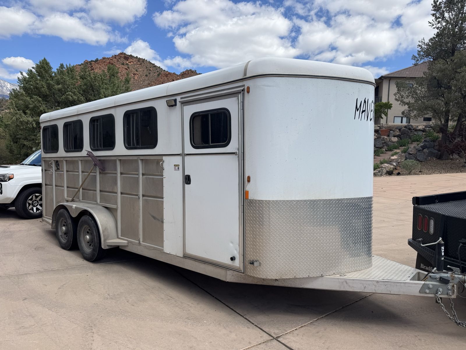 2020 Maverick 4 Horse Deluxe Lite