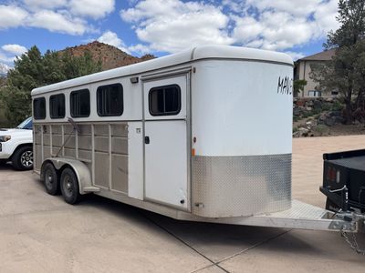 2020 Maverick 4 Horse Deluxe Lite