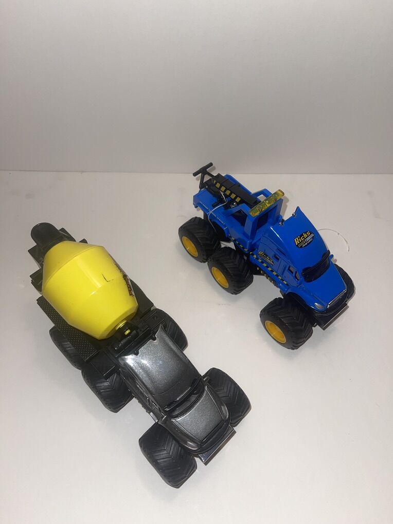 Set Of Two Maisto Pull-back Trucks
