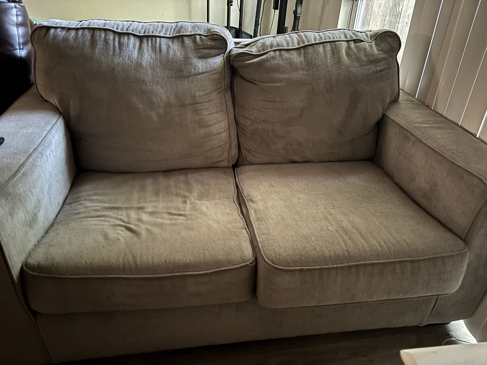 2 seat couch (FREE)