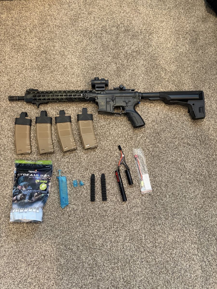 Full Metal Spyder M4 Style Airsoft Gun - w/accesories