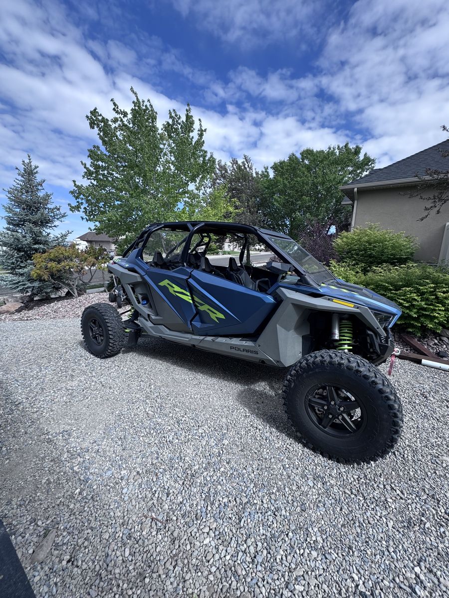 2022 - Must Sell - Polaris RZR Turbo R 1000 - 4 seater