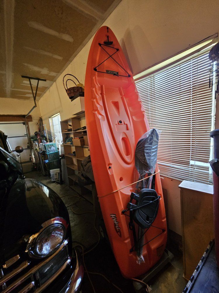 New Lifetime Hydros 85 Sit-on-Top Kayak with Paddle. Estate Sale