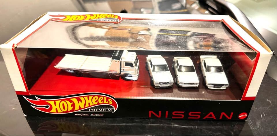 2023 Hot Wheels Premium NISSAN Team Set (4 cars) Garage Box