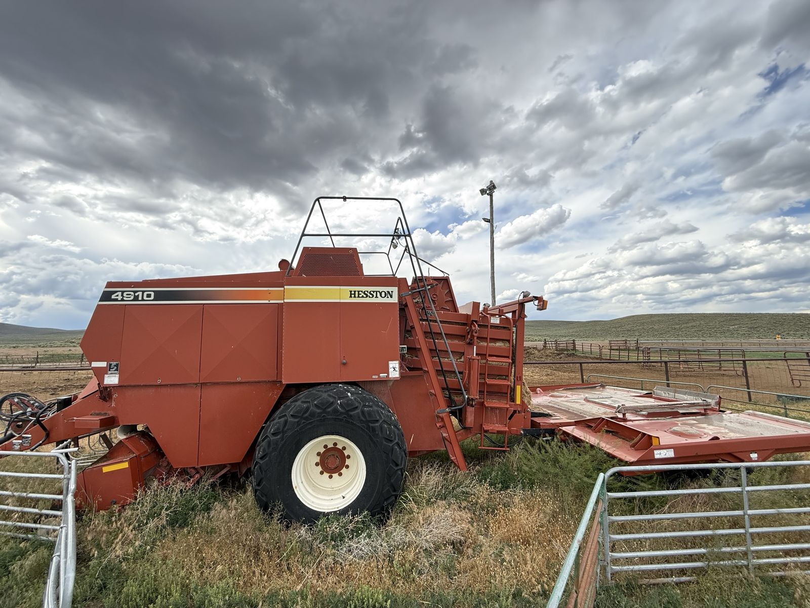 Hesston 4910 Baler and 4925 accumulator