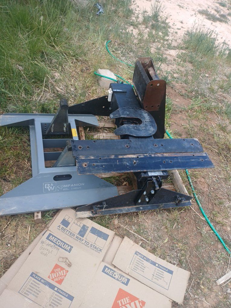 B&W Companion OEM 5th Wheel Hitch for RAM/Chevy/GMC - Good Condition