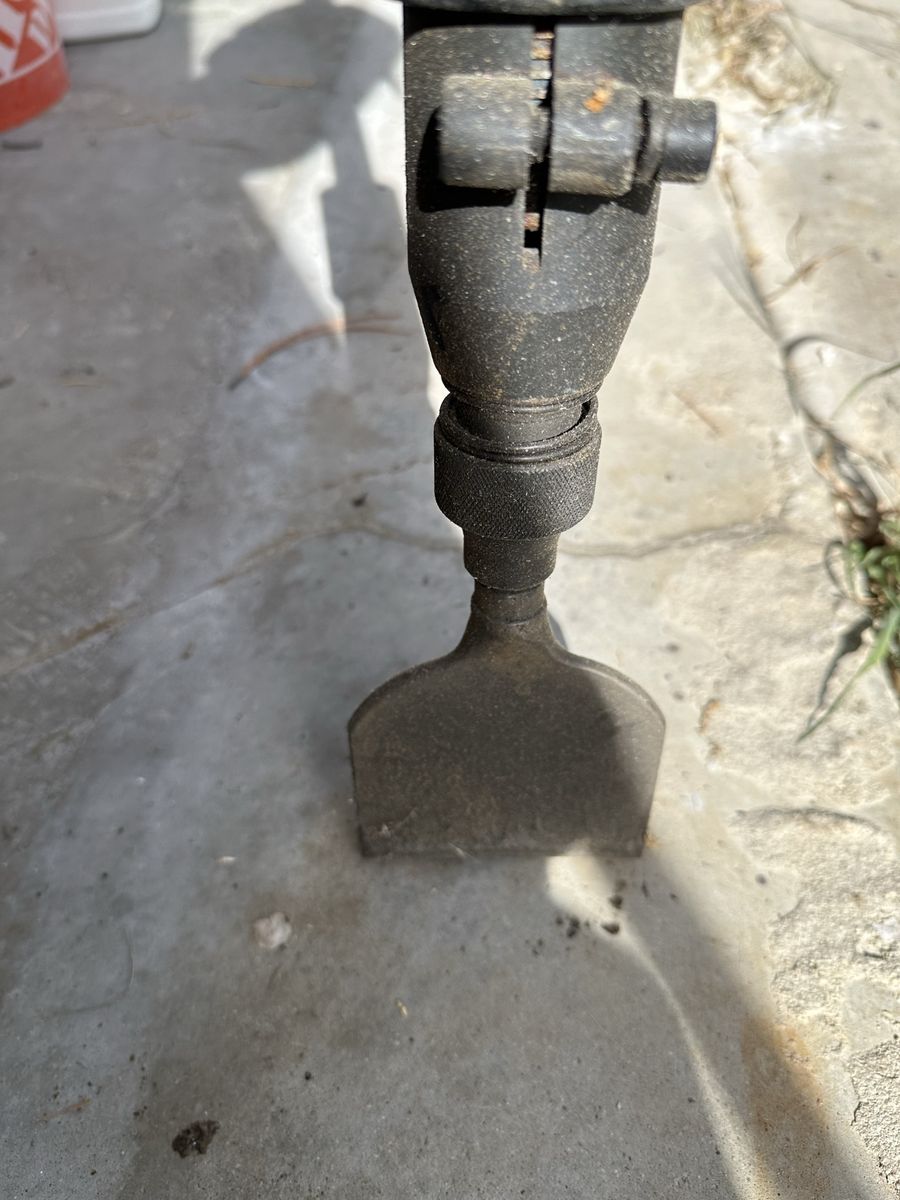 Central Pneumatic 42” Air Scraper