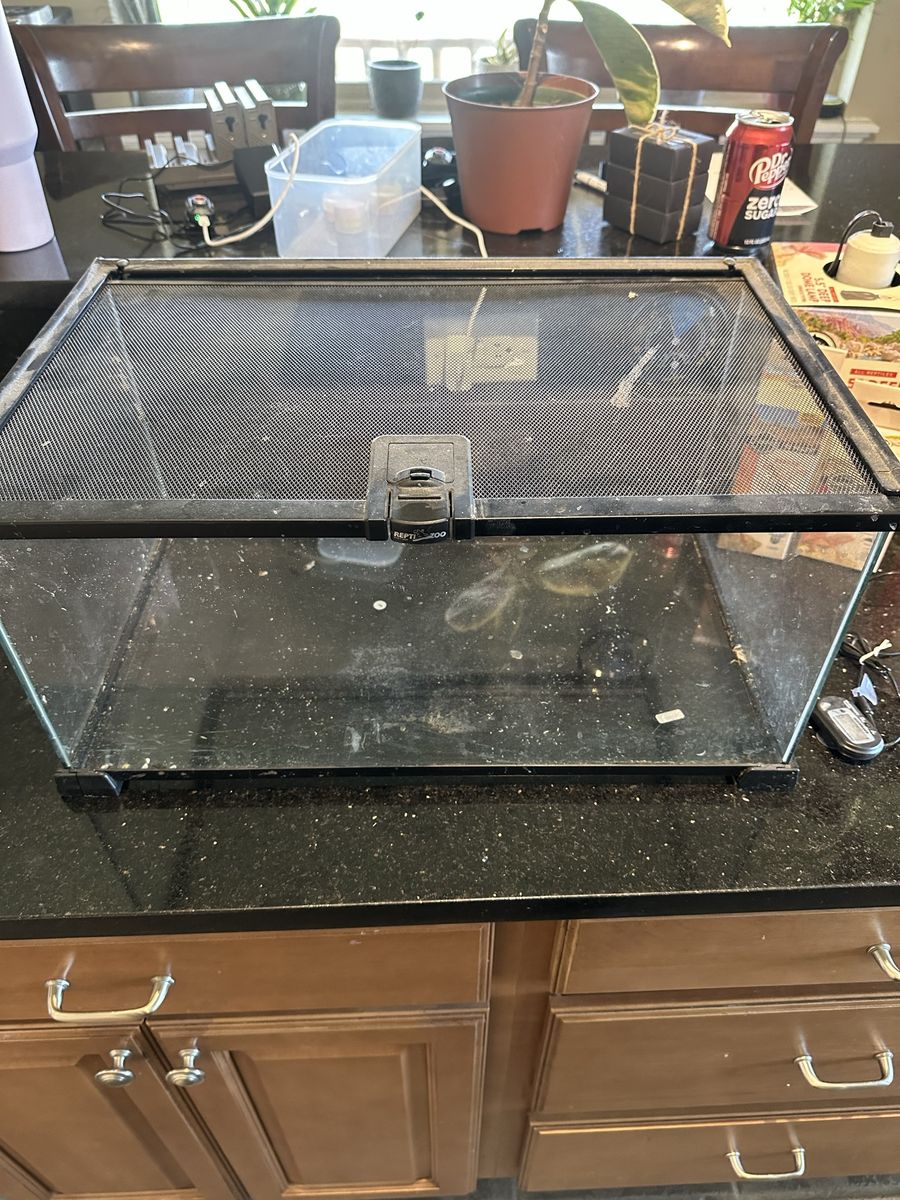 10 gallon tank with locking lid and extras