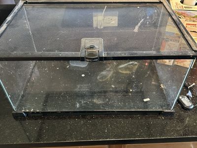 10 gallon tank with locking lid and extras