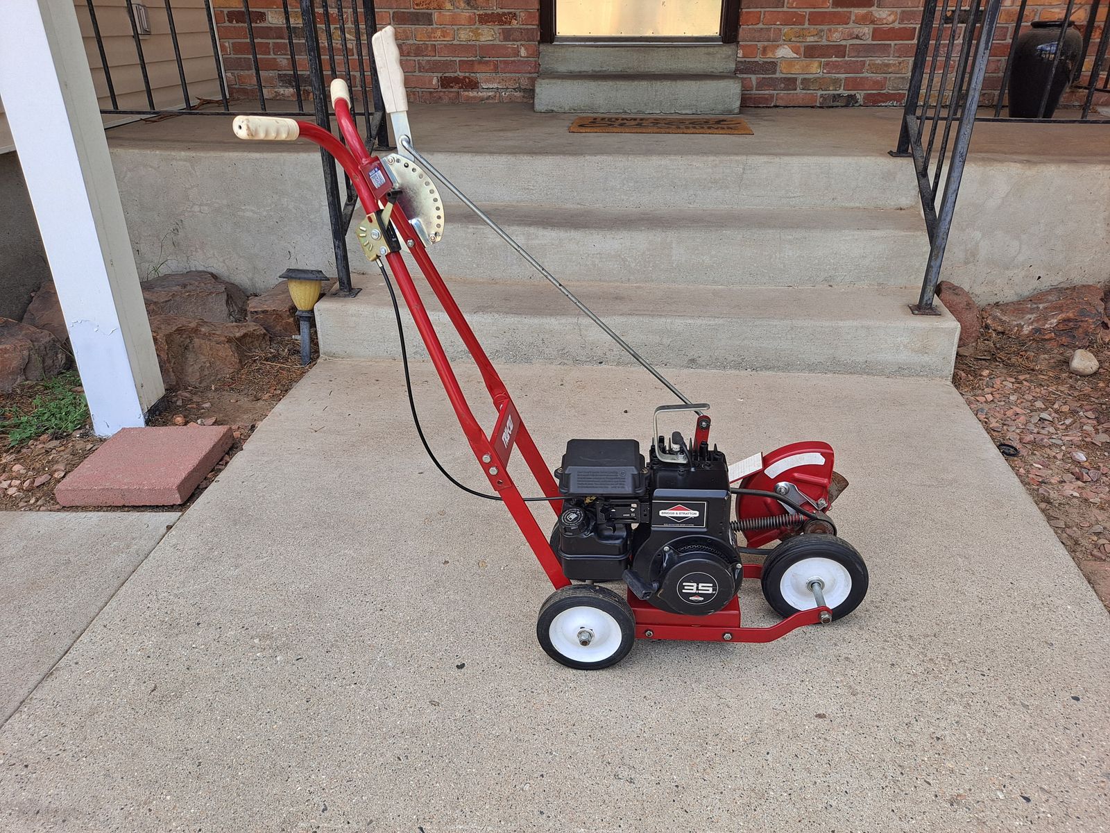 Very nice edger, starts and dies