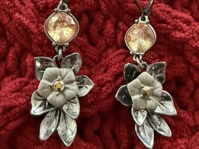 Beautiful flower earrings 2 1/2 inches long