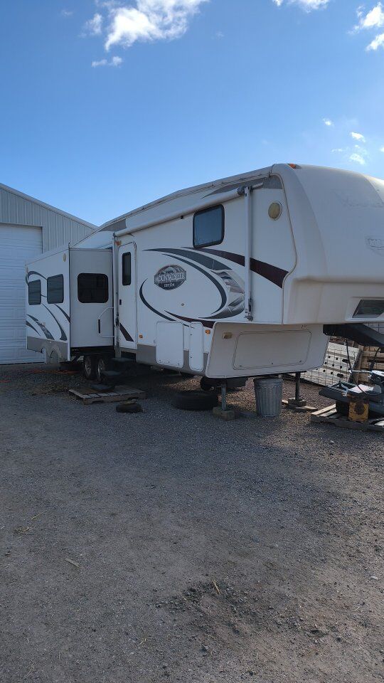 fifth wheel camp trailer