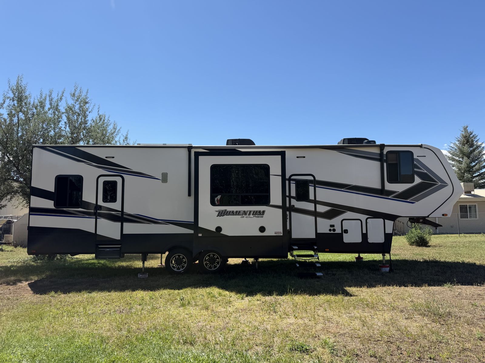 2021 350 G Momentem Toy Hauler 