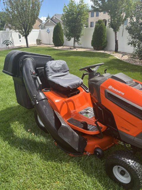 Husqvarna Riding Mower w/bags