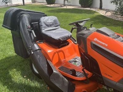 Husqvarna Riding Mower w/bags