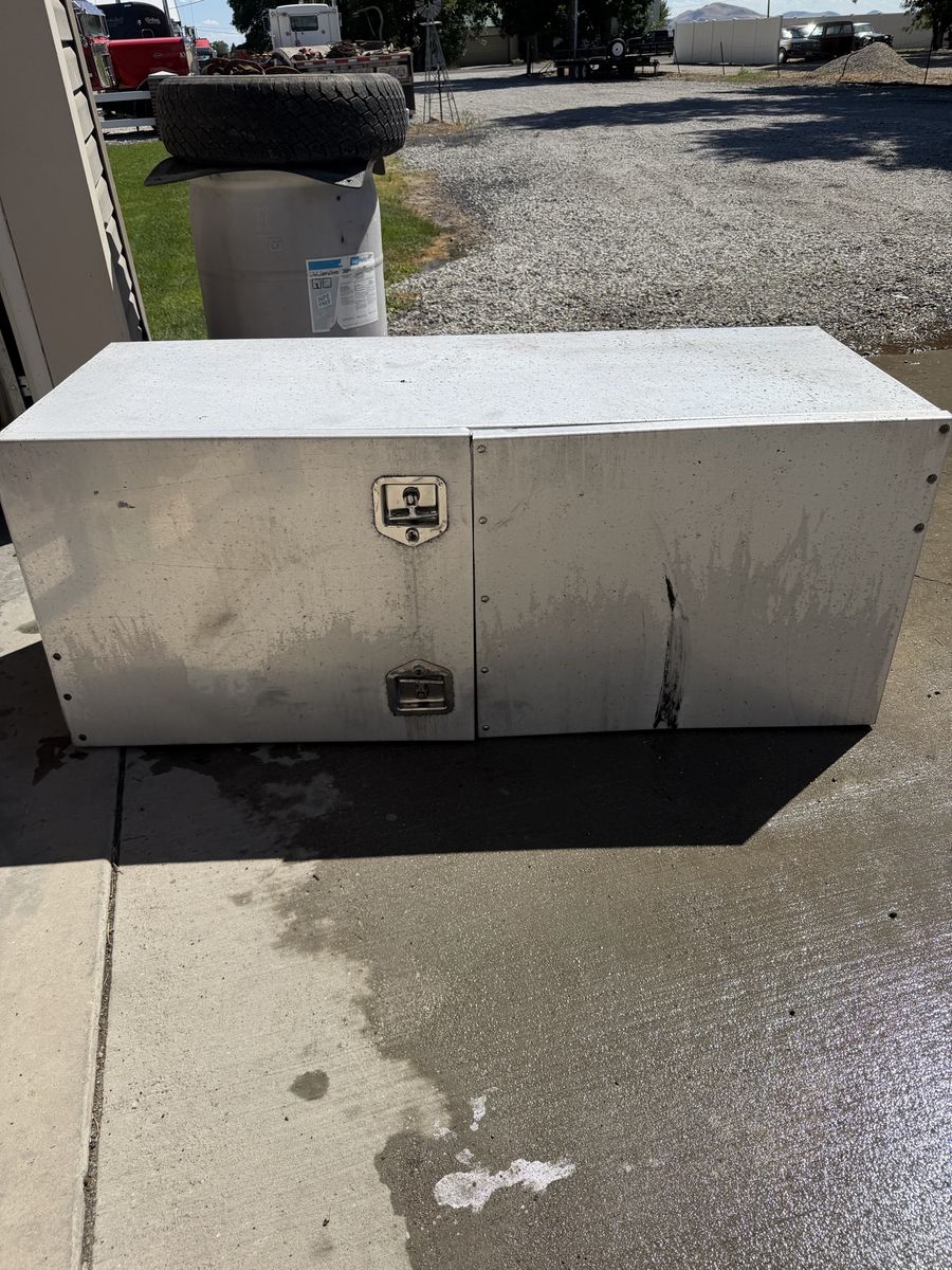 Reitnouer tool box and tire rack