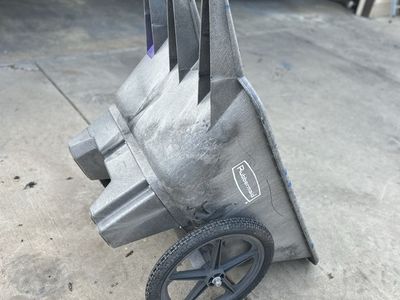 Rubbermaid Grey Resin Tilt Utility Cart Wheelbarrow