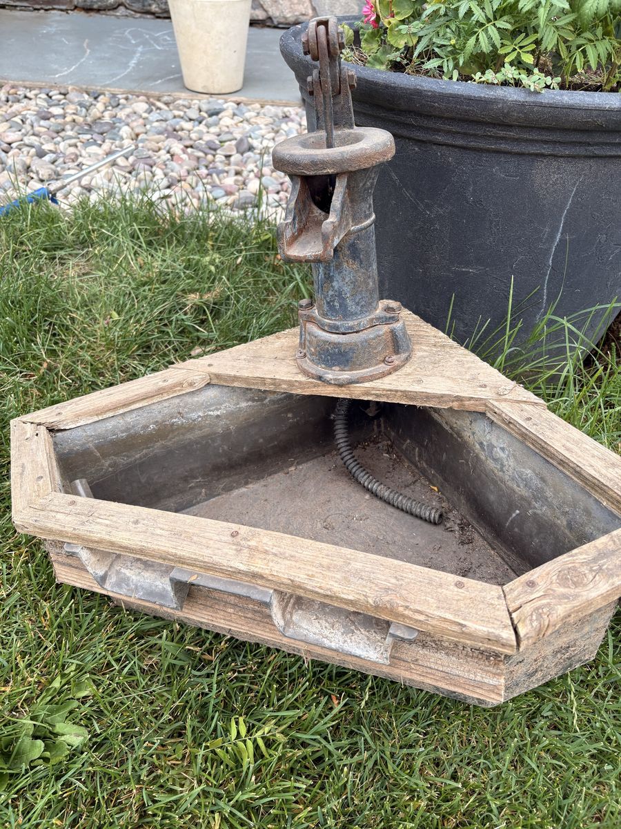 Vintage Cast Iron Hand Water Pump with Rustic Wooden Planter for Garden Decor