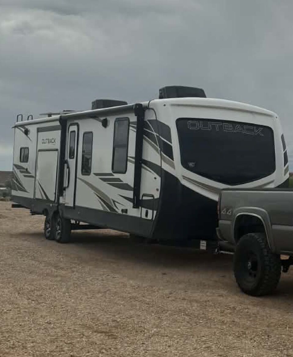 2022 Keystone Outback 332ML - Like new!