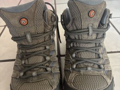 Merrell Women’s Moab 2 Mid Waterproof Hiking Boots | Women’s Size 7 |