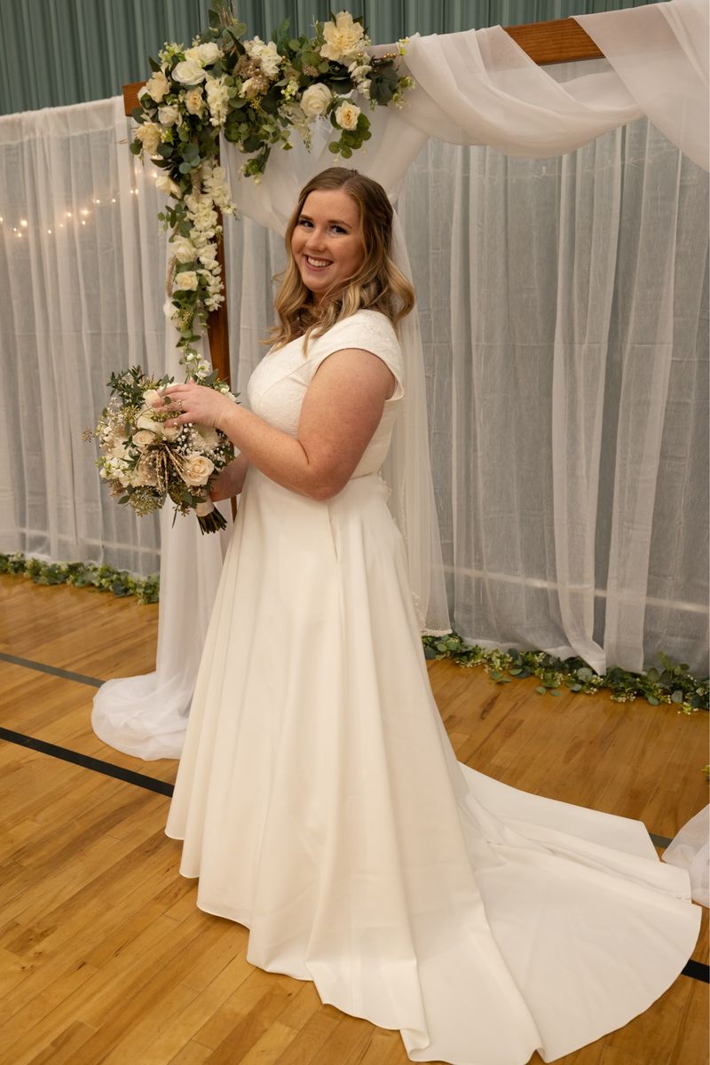 Size 14 Ivory A-Line Wedding Dress with Cap Sleeve