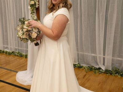 Size 14 Ivory A-Line Wedding Dress with Cap Sleeve
