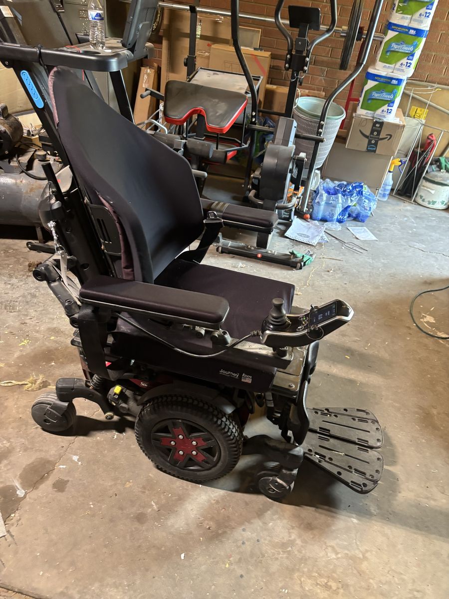 LIKE-NEW Quantum Edge 3 Stretto Power Chair – Fully Loaded iLevel Compatible (16 Miles!)