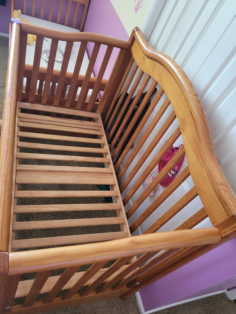 Wooden Crib - Excellent Condition, Adjustable Mattress Height