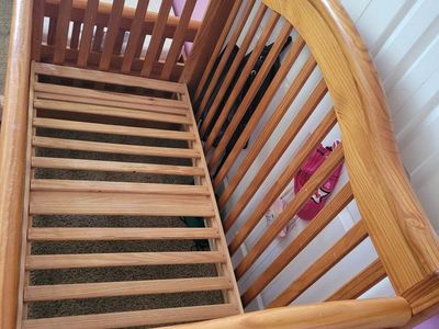 Wooden Crib - Excellent Condition, Adjustable Mattress Height