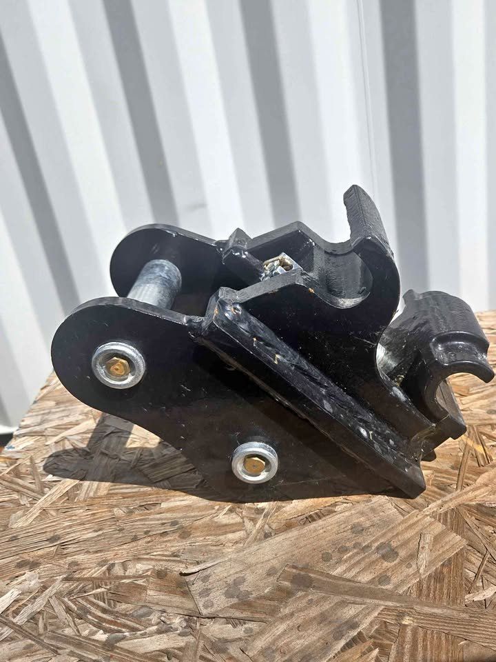 NEW AGT Quick Coupler (with 25 mm Pins) for a 1 Ton Chinese Mini Excavator