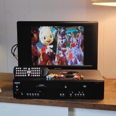 sanyo VCR VHS DVD combo player with remote works great