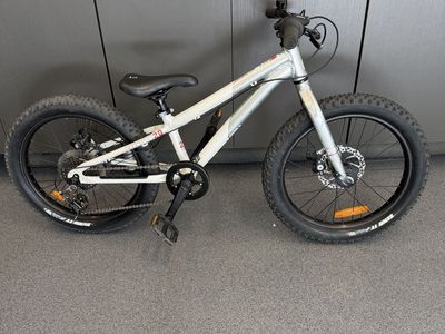 Commencal Ramones 20" Kids Mountain Bike - Aluminum Frame, Disc Brakes, 7-Speed