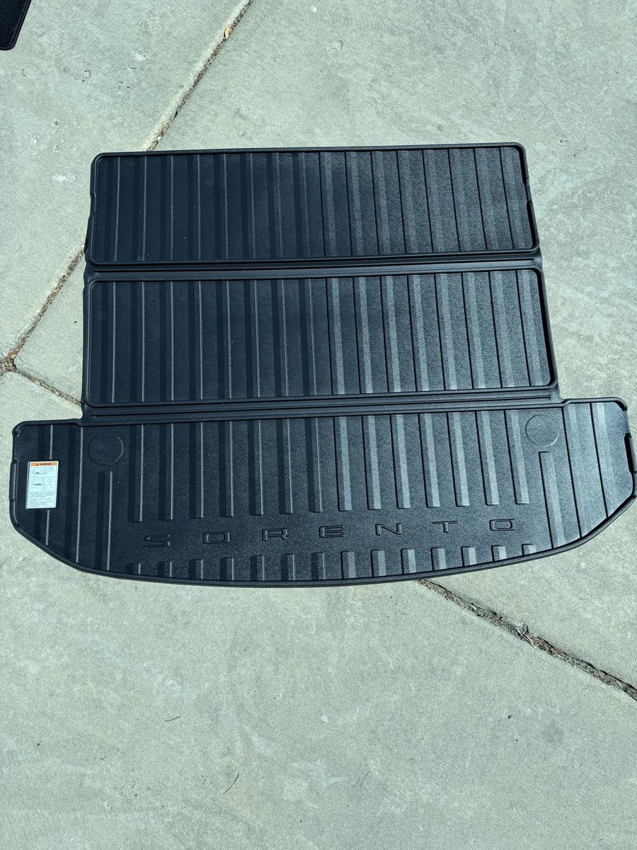 Kia Sorento All-Weather Rubber Trunk Liner/Cargo Mat - Black, brand new
