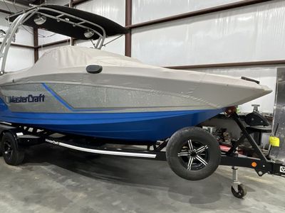 2016 MasterCraft NXT22 Ski and Wakeboard Boat with Matching Trailer - 207 Engine Hours