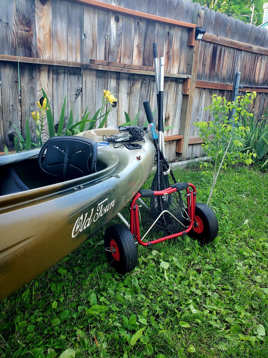 Old Town Vapor 10 Angler Fishing Kayak. Fully Loaded & UV Protected
