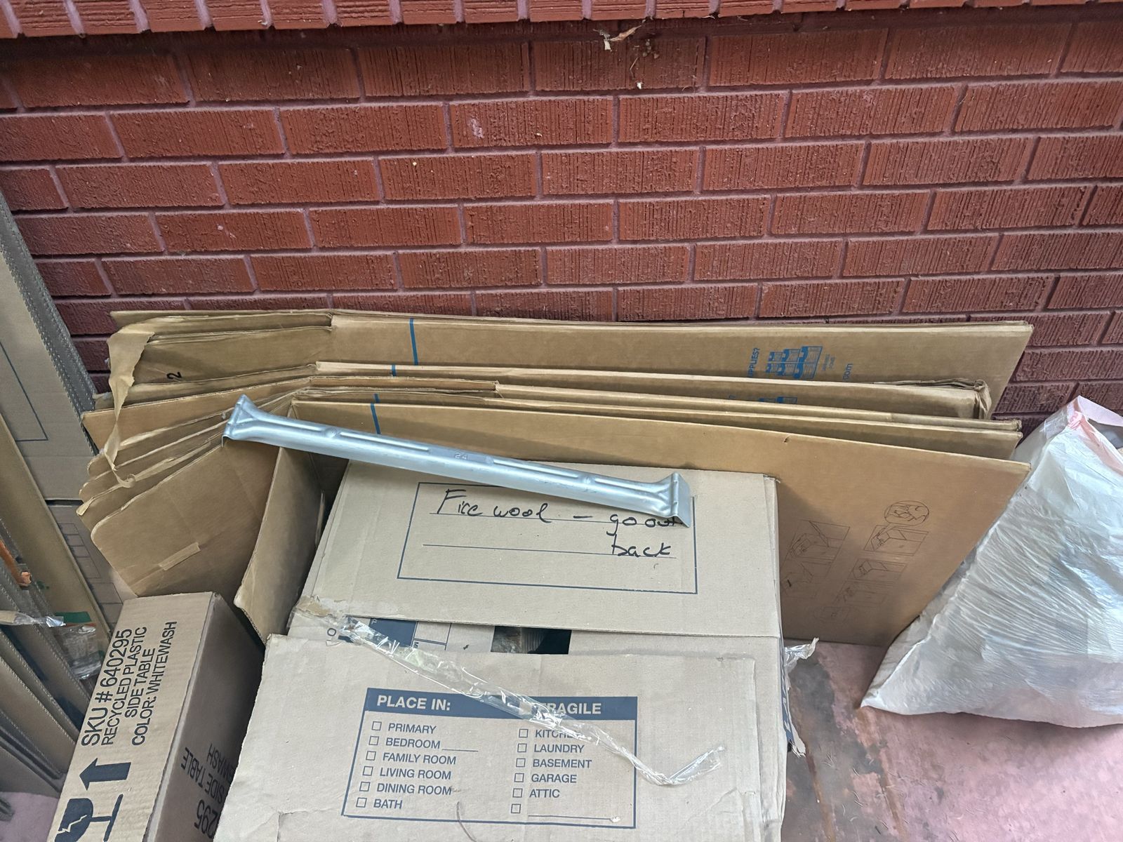 Free moving boxes and packing paper