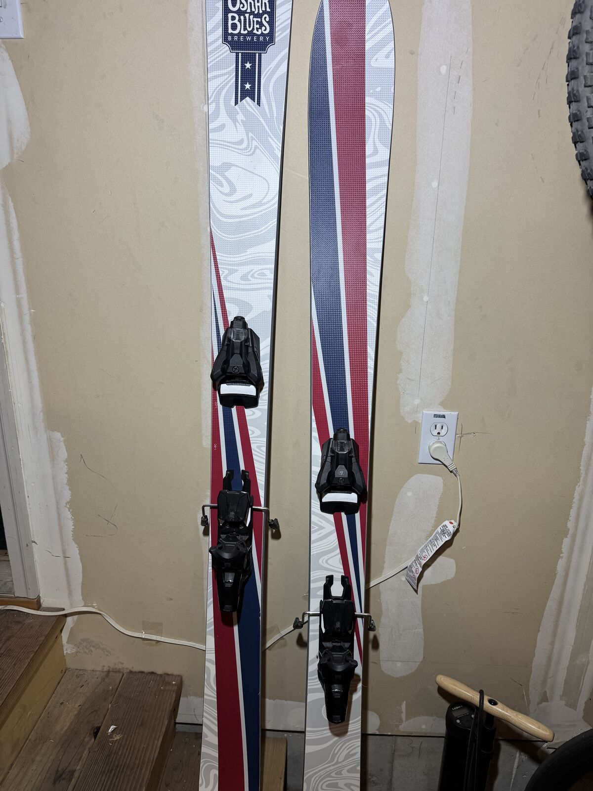 Icelantic Pioneer 109 Skis 182cm with Armada Strive 14 Bindings